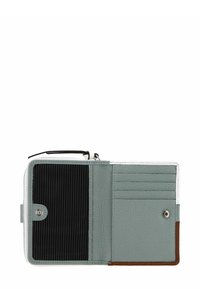 Portefeuille en cuir vert clair avec un bord extérieur blanc. Dispose de plusieurs emplacements pour cartes, d'un compartiment noir texturé et d'un accent marron.