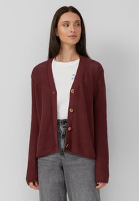 Cárdigan de punto burdeos con cuello en V, cierre de botones y mangas largas. Tejido texturizado con sutiles detalles de punto abierto en los hombros.