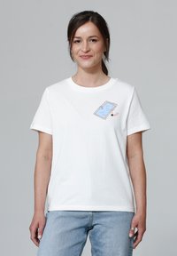 Weißes Baumwoll-T-Shirt mit kurzen Ärmeln, das eine blaue Poolgrafik und pinke Akzente zeigt. Rundhalsausschnitt, lockere Passform und schlichtes Design.