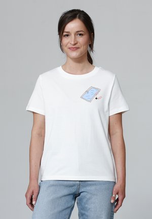 Witte katoenen t-shirt met korte mouwen, voorzien van een grafische afbeelding van een blauwe pool en een roze accent. Ronde halslijn, relaxte pasvorm en eenvoudig ontwerp.