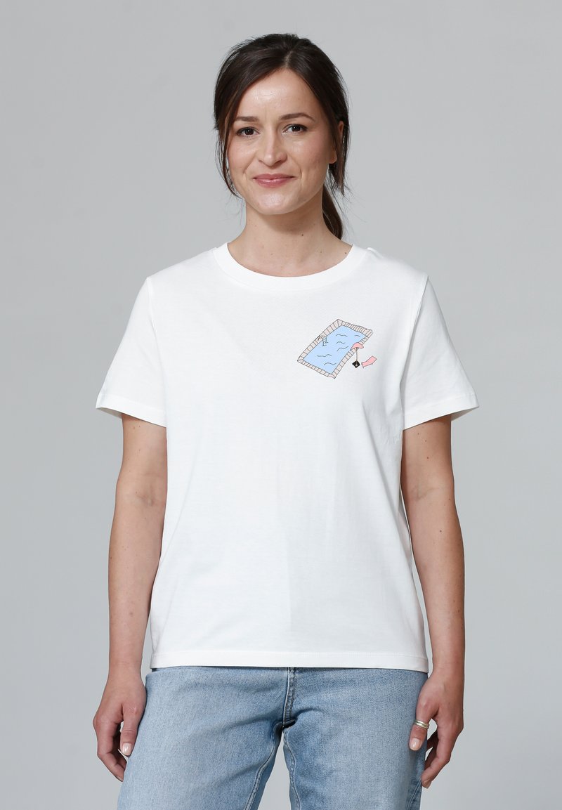 Weißes Baumwoll-T-Shirt mit kurzen Ärmeln, das eine blaue Poolgrafik und pinke Akzente zeigt. Rundhalsausschnitt, lockere Passform und schlichtes Design.