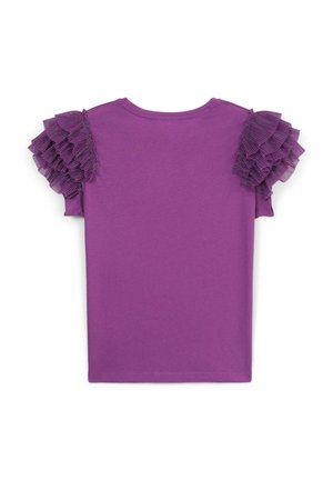 T-shirt violet avec des accents en tissu transparent froncé sur les manches courtes, un col rond, et une texture douce et lisse partout.