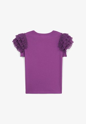T-shirt violet avec des accents en tissu transparent froncé sur les manches courtes, un col rond, et une texture douce et lisse partout.
