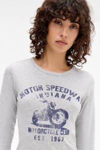 Siva majica dugih rukava izrađena od mekog materijala, s izblijedjelim plavim grafičkim motivom motocikla i natpisom "Motor Speedway Indiana."