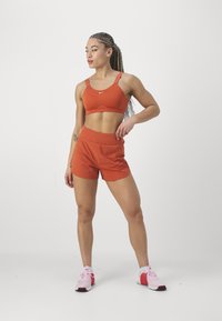 Nike Performance BLISS DF HR 3IN BR - Sport rövidnadrágok - burnt sunrise/reflective silver