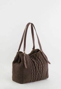 Bolso de mano marrón tejido con patrón de cable, con dos correas de cuero marrón y herrajes dorados. Textura suave y forma estructurada.