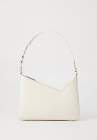 Borsa a mano bianca in pelle con un design geometrico, forma angolare, tracolla regolabile e logo impresso sul davanti.