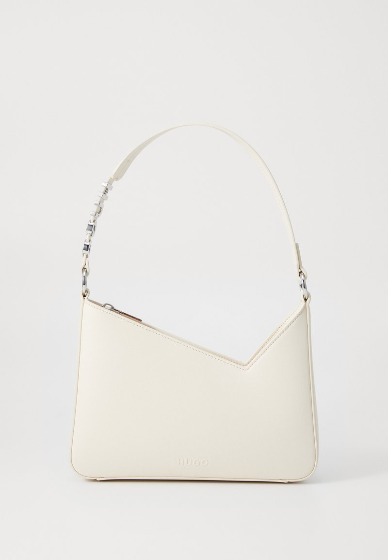 Borsa a mano bianca in pelle con un design geometrico, forma angolare, tracolla regolabile e logo impresso sul davanti.