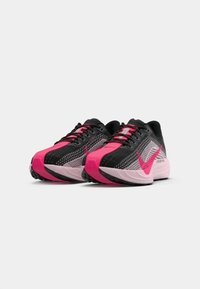 Chaussures de sport avec une tige noire, des accents roses et des détails en maille. Dotées d'une semelle rembourrée et d'un profil de semelle contrasté pour une meilleure traction.