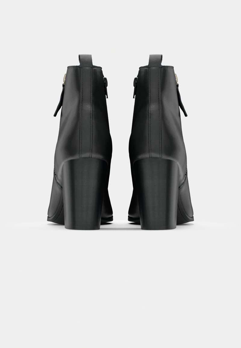 Schwarze Ankle Boots mit einer glatten, matten Oberfläche, ausgestattet mit einem mittel-hohen Blockabsatz, einem seitlichen Reißverschluss und subtilen Nähten.