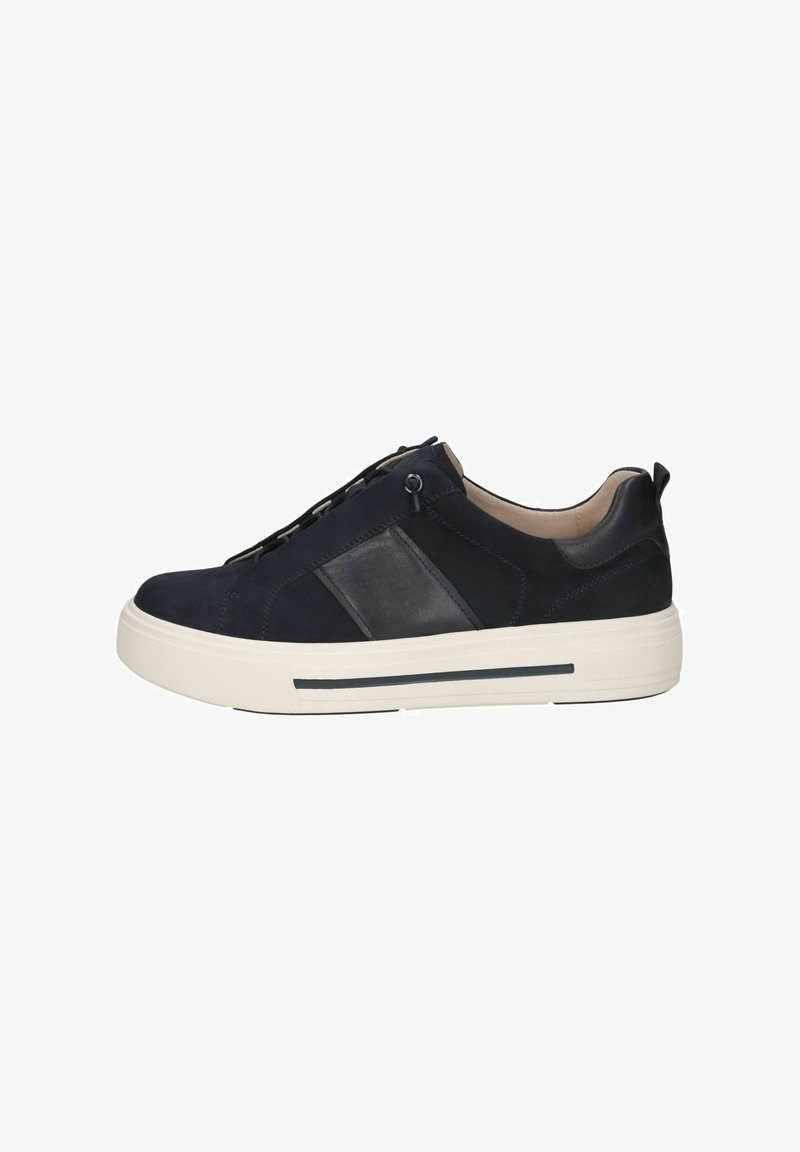 Granatowe sneakersy z gładkiej skóry i zamszu, z kontrastowym paskiem, masywną białą podeszwą i elastycznymi sznurówkami.