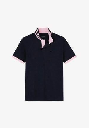 Polo shirt marine avec col et poignets roses, présentant une patte de boutonnage à deux boutons et un détail de col rayé. Fabriqué en tissu lisse et léger.