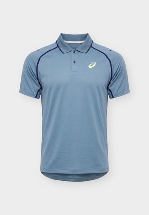 Polo à manches courtes bleu clair avec passepoil bleu foncé sur les épaules et les manches, col boutonné et petit logo blanc sur la poitrine gauche.