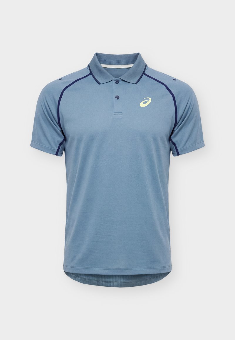 Hellblaues kurzärmeliges Poloshirt mit dunkelblauer Paspelierung an Schultern und Ärmeln, geknöpftem Kragen und kleinem weißem Logo auf der linken Brust.