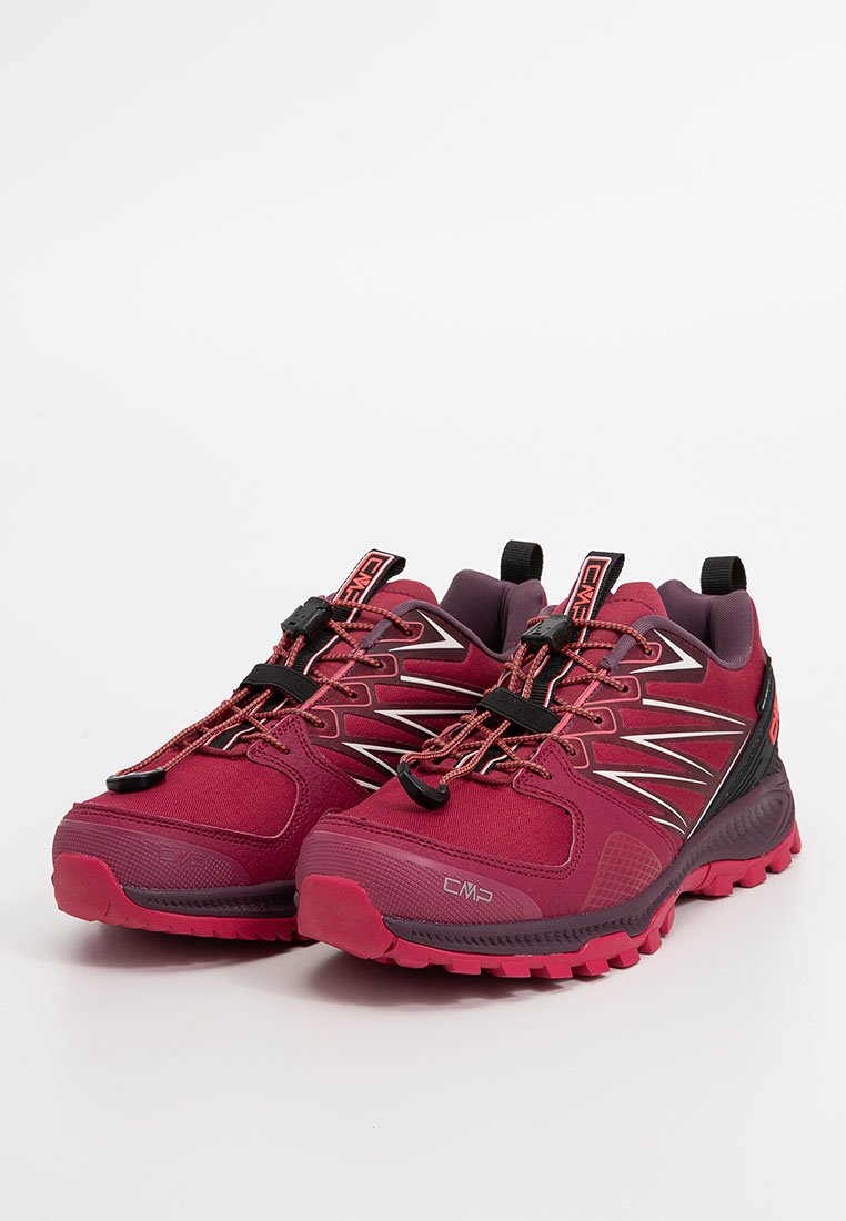 Le scarpe sportive rosse e nere presentano una tomaia in mesh, una suola in gomma, dettagli testurizzati e un sistema di laccio rapido per una vestibilità sicura.