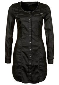 Lang sort knap-op kjole med lange ærmer, rund halsudskæring og to lynlåslommer på brystet.