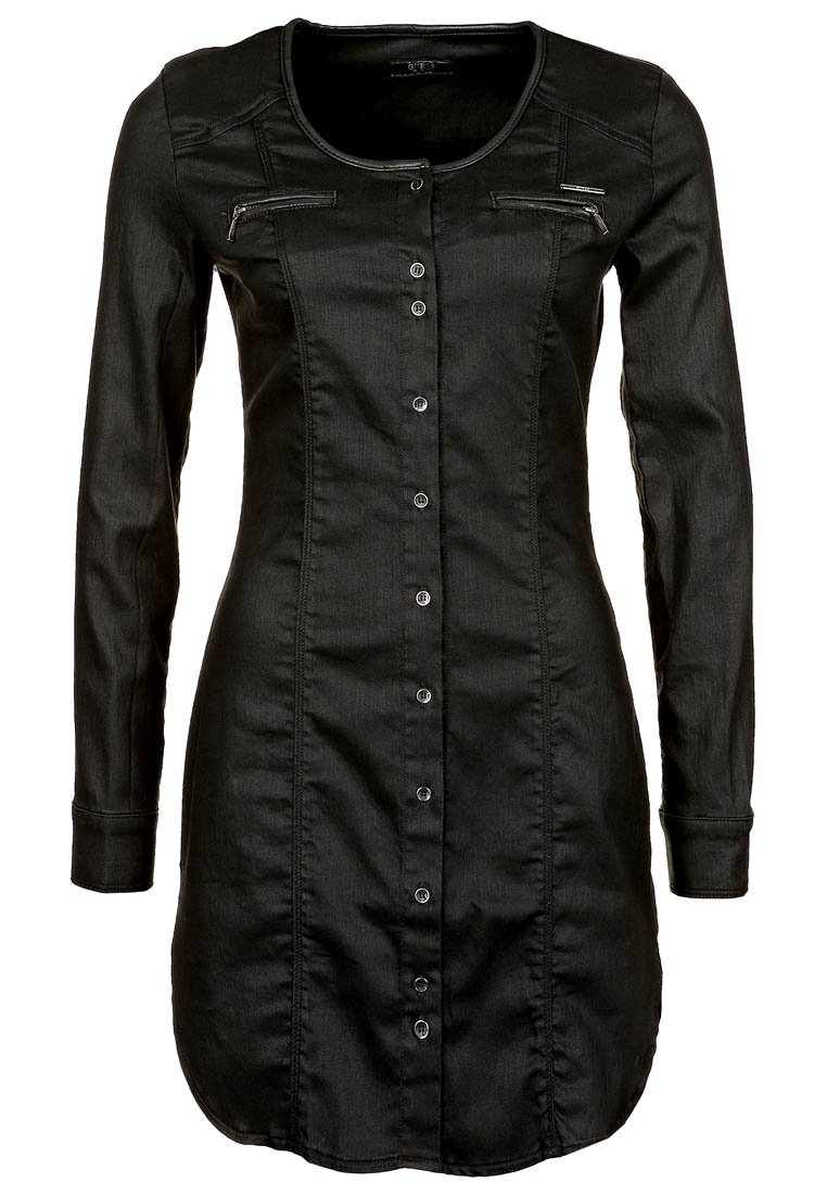 Lang sort knap-op kjole med lange ærmer, rund halsudskæring og to lynlåslommer på brystet.
