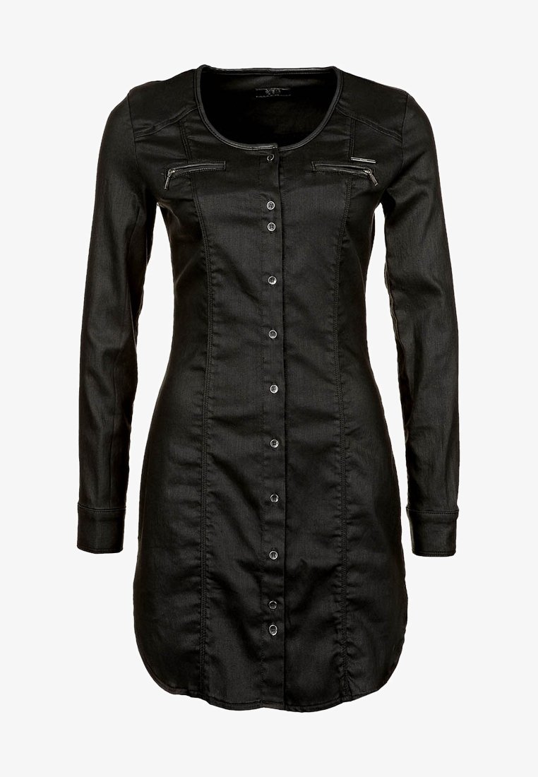 Lang sort knap-op kjole med lange ærmer, rund halsudskæring og to lynlåslommer på brystet.