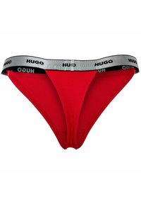 Roter String mit einem silbernen elastischen Taillenbund, der das „HUGO“-Logo in Schwarz trägt. Hergestellt aus einem glatten Stoff mit minimalen Nähten.