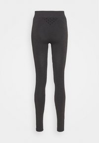 Ciemnoszare bezszwowe legginsy z wysokim stanem z teksturowanym trójkątnym wzorem na górnej przedniej części pasa.