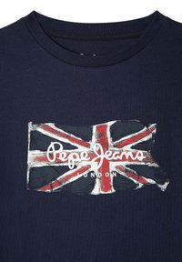 Marineblå t-shirt med et grafisk motiv af Union Jack og en hvid "Pepe Jeans" logo samt teksten "London" nedenfor. Fremstillet af bomuldsmateriale.