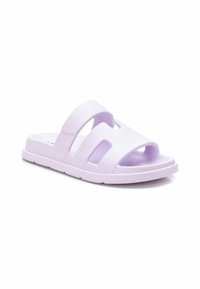 Sandalias de dedo moradas hechas de goma, con dos tiras superiores, diseño de punta abierta y suela texturizada para agarre y comodidad.