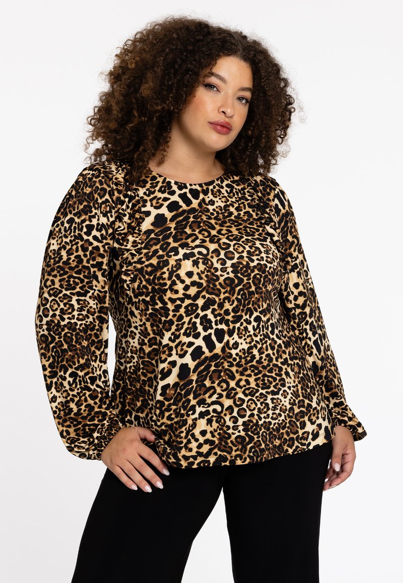 Bluse mit Leopardenmuster, die einen Rundhalsausschnitt, lange Puffärmel und eine lässige Passform bietet. Hergestellt aus weichem, strukturiertem Stoff mit schwarzen Akzenten.