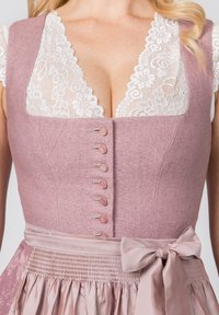 Rotes Kleid mit einem taillierten Oberteil, weißer Spitzenkante und sechs dekorativen Knöpfen. Eine Satinschleife in der Taille ergänzt den fließenden Rock.