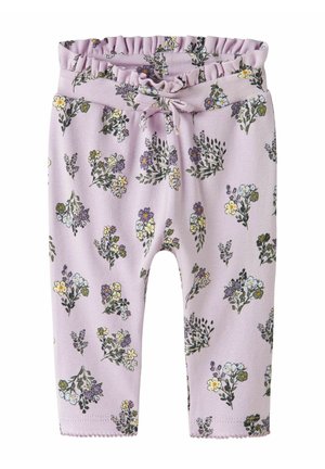 Lavendelkleurige babybroek met elastische taille, gestrikt strikje en verspreide kleine bloemmotieven in paars, geel en wit.