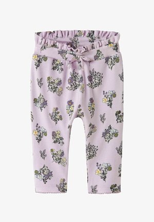 Lawendowe spodnie dla niemowląt z elastyczną talią, wiązaną kokardką oraz rozproszonymi drobnymi kwiatowymi wzorami w kolorach fioletowym, żółtym i białym.