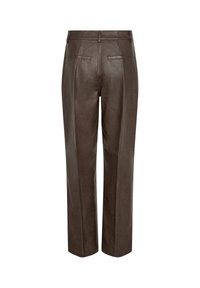 Pantalon en cuir marron taille haute à jambes droites, avec passants de ceinture et deux poches passepoilées à l'arrière.