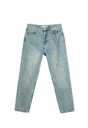 Vaaleansiniset denim-farkut, rento malli, joissa on kulutettuja yksityiskohtia, näkyvää ommelta ja hopeaketju-aksentti edessä.