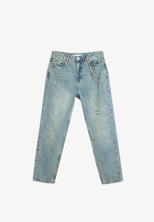 Vaqueros de mezclilla azul claro, de corte relajado, con detalles rasgados, costuras visibles y un acento de cadena plateada en la parte frontal.