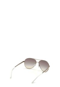 Gafas de sol metalizadas estilo aviador con lentes grises en degradado, patillas blancas y acentos texturizados en los brazos. Diseño elegante y ligero.