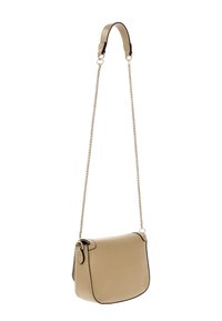 Beige læder crossbody taske med en buet form, sort piping og en kædestrop. Har en glat tekstur og et minimalistisk design.