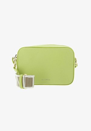 Sac à bandoulière rectangulaire en cuir vert clair avec sangle large en tissu beige et blanc amovible et ferrures dorées.