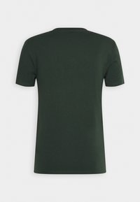 T-shirt à col rond à manches courtes de couleur vert foncé, vue de dos sur un fond gris clair.