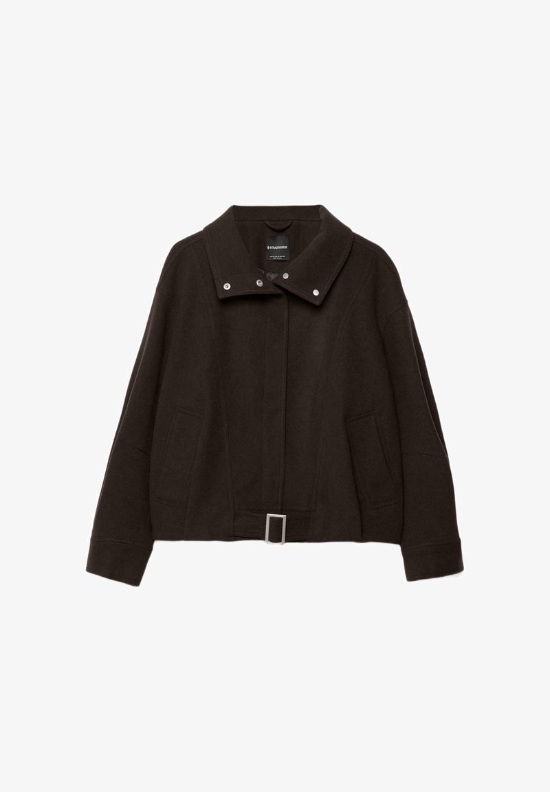 Veste courte marron en mélange de laine. Caractérisée par un col montant, des boutons-pression, deux poches latérales et un détail boucle à la taille.