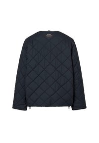 Chaqueta acolchada de color azul marino oscuro con escote redondeado, mangas largas y una etiqueta en la parte posterior. Presenta un patrón de diamantes y costuras decorativas.