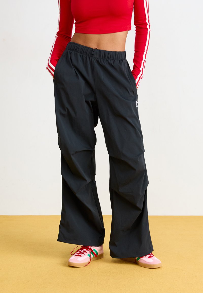 adidas Originals - ESSENTIALS RIPSTOP PARACHUTE PANTS - Treniņtērpa apakšdaļas - black, Palielināt