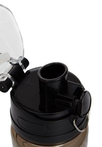 Coperchio di bottiglia d'acqua in plastica nera con un coperchio trasparente a apertura rapida. Presenta un'ampia apertura, un attacco per cannuccia in silicone e un anello in metallo per la sicurezza.