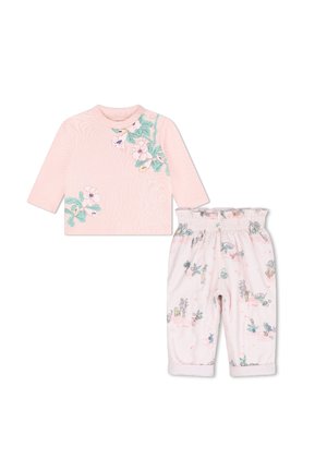 Ensemble pour tout-petit en deux pièces : haut rose à manches longues avec broderie florale et pantalon rose à motifs présentant divers designs floraux. Tissu doux.