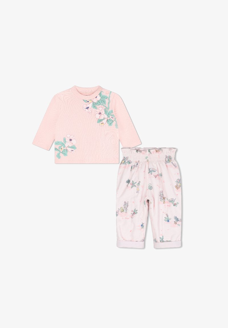 Ensemble pour tout-petit en deux pièces : haut rose à manches longues avec broderie florale et pantalon rose à motifs présentant divers designs floraux. Tissu doux.