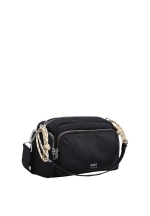 Čierna crossbody taška s predným vreckom na zips, striebornými zipsami, detailom bielej šnúrkovej rukoväte a nastaviteľným čiernym popruhom, značka "Bimba y Lola."