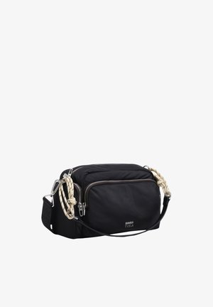 Čierna crossbody taška s predným vreckom na zips, striebornými zipsami, detailom bielej šnúrkovej rukoväte a nastaviteľným čiernym popruhom, značka "Bimba y Lola."