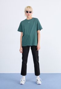 Nike Sportswear TEE - Jednoduché tričko - vintage green/white
