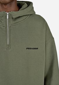 Pegador LOGO  - Φούτερ με κουκούλα - washed faded olive black