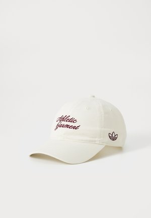 Kremfarget baseballcap laget av bomull med brodert "Athletic Garment" i burgunder og en liten Adidas trefoil-logo på siden.