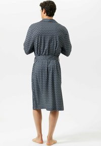 Robe bleu marine avec un motif géométrique, manches 3/4, taille ceinturée, longueur au genou, tissu lisse, léger et coupe décontractée.