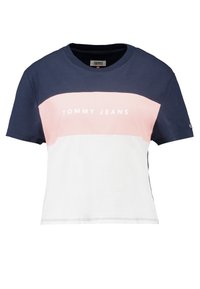 Lyhythihainen t-paita, jossa on tummansininen yläpaneeli, vaaleanpunainen keskiosa ja valkoinen alaosa, jossa rinnan kohdalla on valkoinen "TOMMY JEANS" -teksti.